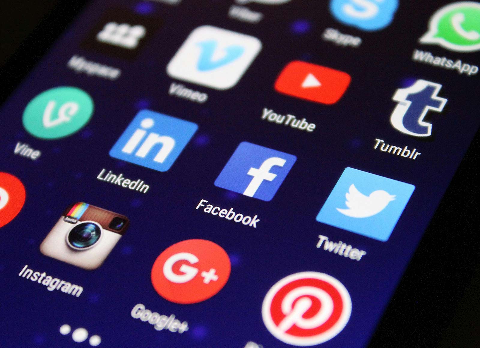 Screenshot: Mobiles Gerät mit vielen Social-Media Apps